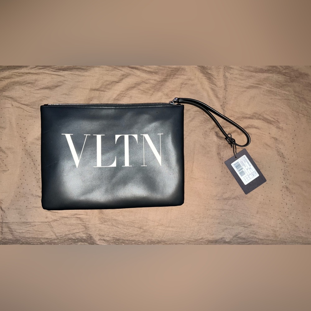Valentino Garavani
VLTN-print clutch bag